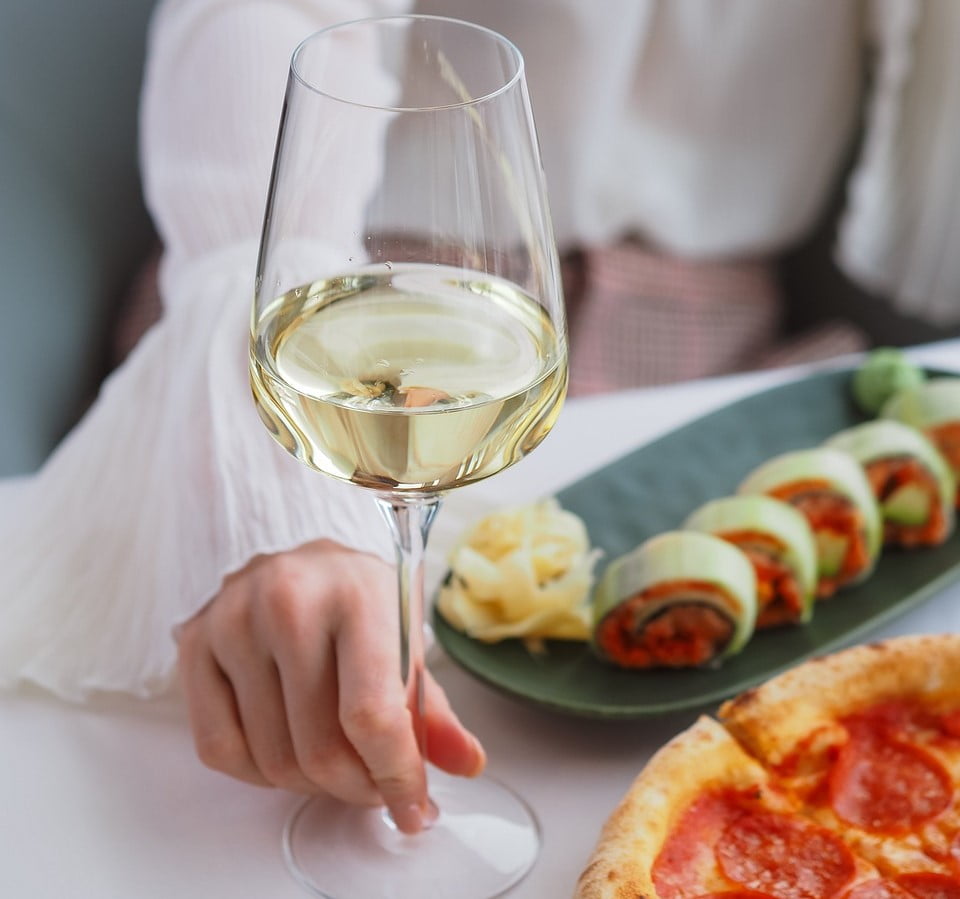 cómo coger la copa de vino